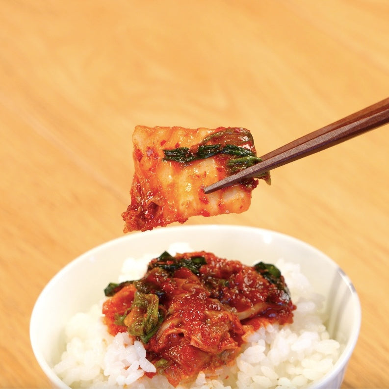 キムチを箸でつかんでる