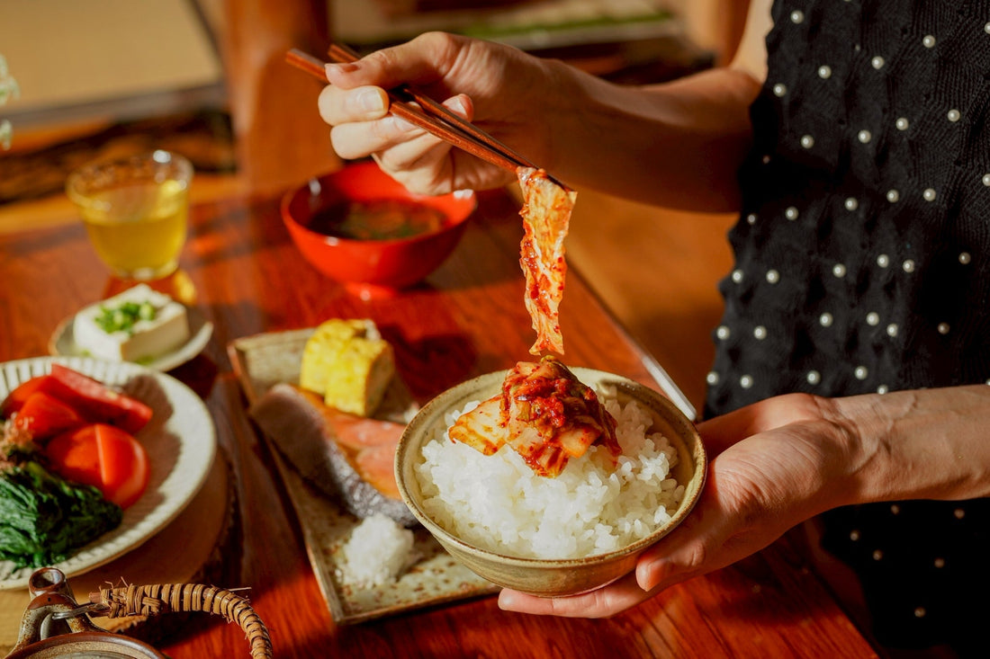 キムチを箸で持つ